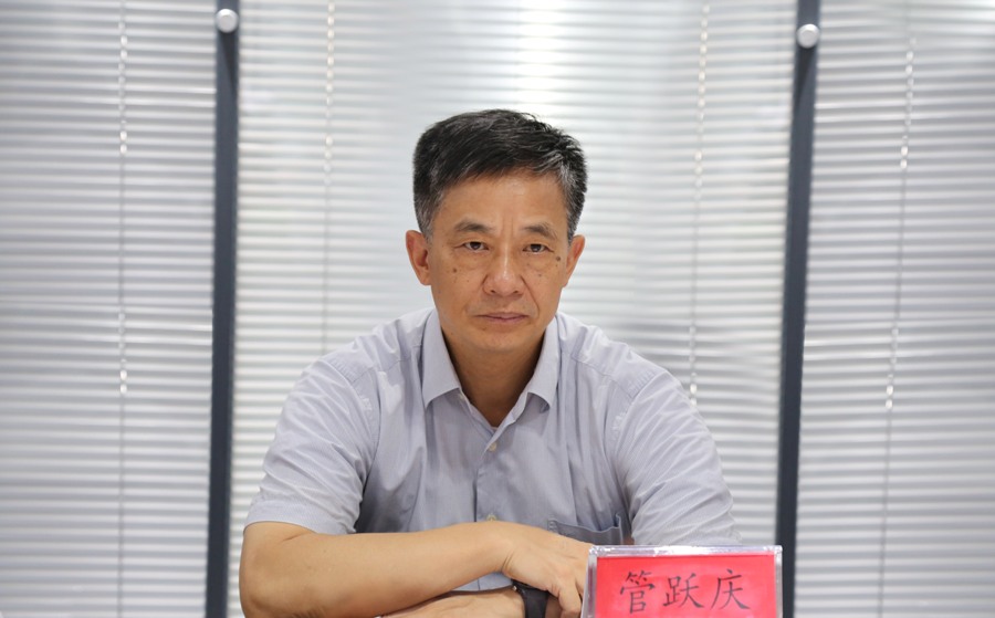 自治区国资委主任管跃庆一行光临集团公司调研