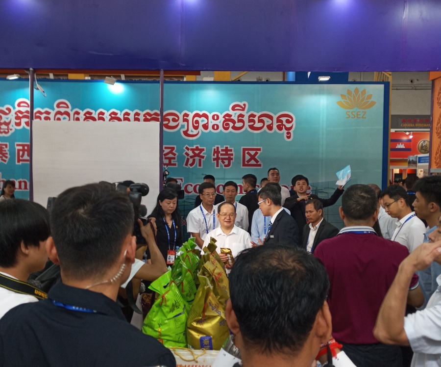 自治区党委书记鹿心社到九州官网集团展位参概想赞